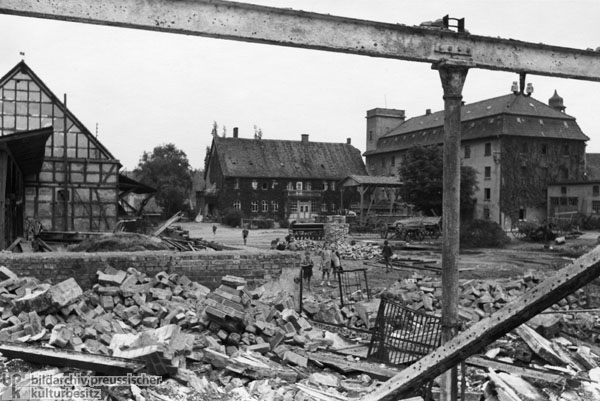 Scheune und Speicher des Gutes Hesserode werden abgebrochen (Mai 1948)